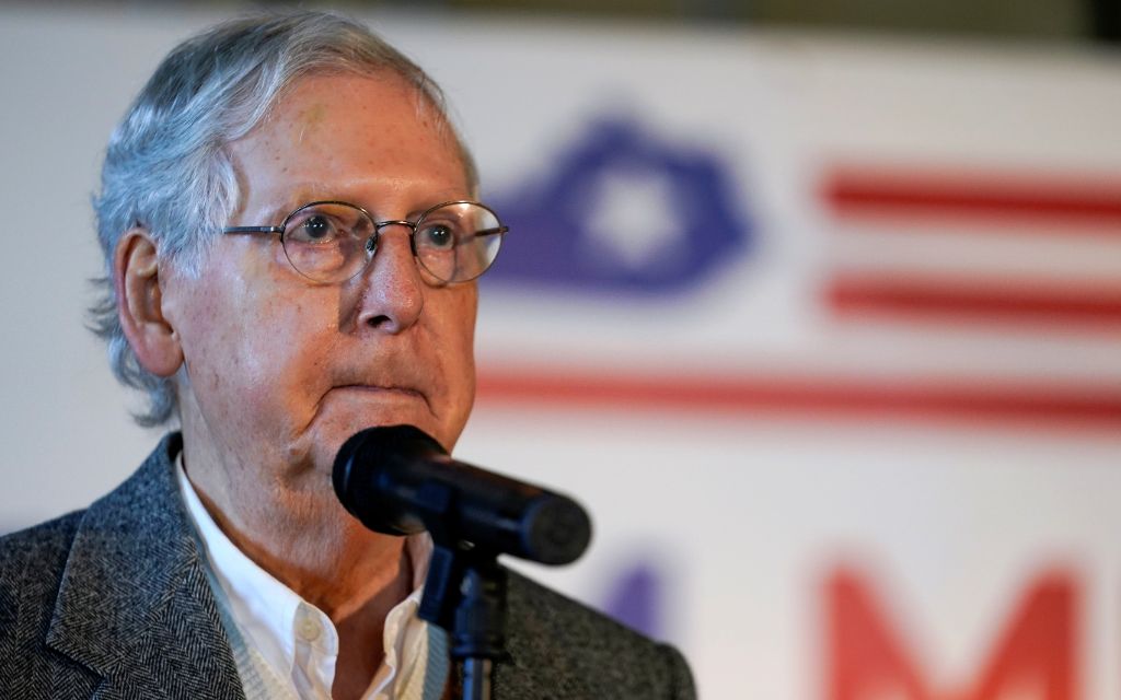 Mitch McConnell, líder de mayoría republicana del Senado retiene escaño, según proyecciones