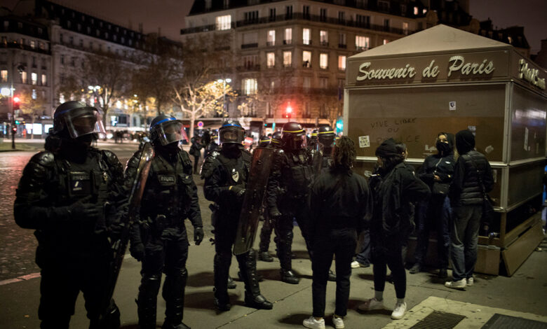 Ordenan suspender a tres policías de París tras golpiza a un productor musical afro