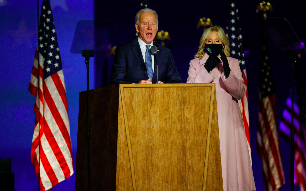 Paciencia, pide Biden; tratan de robar las elecciones, advierte Trump | Video