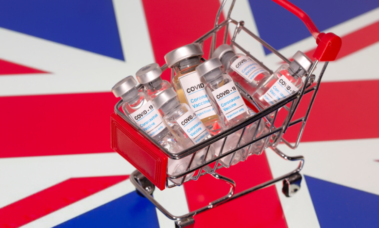 Personas que no se vacunen contra Covid-19 no tendrán vida normal, insinúa ministro británico