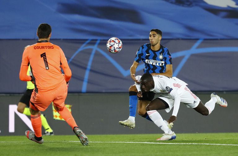 Courtois (izquierda), Mendy (derecha) y Achraf, en una acción del partido.