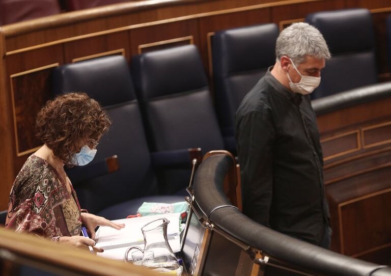 El diputado de EH Bildu Oskar Matute pasa al lado de María Jesús Montero en la segunda jornada del debate de los Presupuestos Generales para 2021.