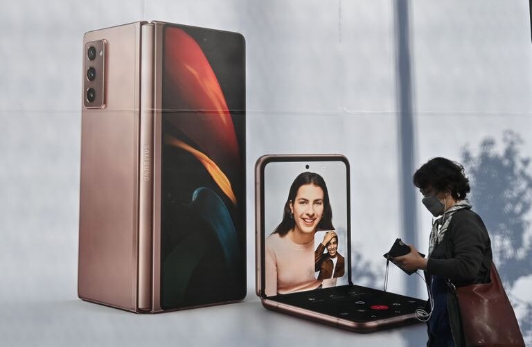 Una mujer pasa por delante de un anuncio de teléfonos inteligentes de Samsung en Seúl.