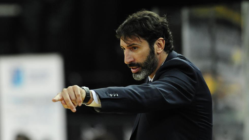 Mumbrú da instrucciones a sus jugadores durante el envite frente al Bamberg.