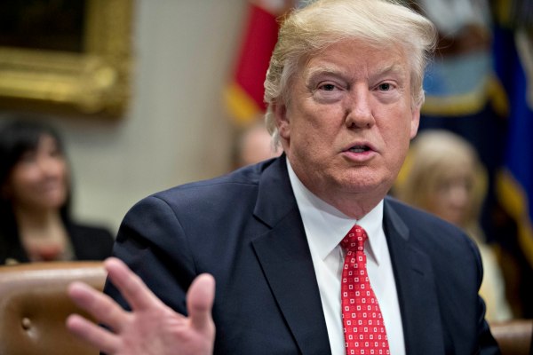 Twitter restringe el tuit de Trump alegando que los enemigos se 'robarían' las elecciones