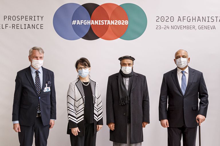 El ministro de Exteriores de Finlandia y la representante de Naciones Unidas, junto a los ministros afganos de Finanzas y Exteriores, este martes durante la Conferencia de Donantes organizada desde la sede de la ONU en Ginebra.