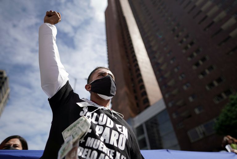 Trabajadores y estudiantes protestan en Bogotá contra la política social y económica del presidente Iván Duque.