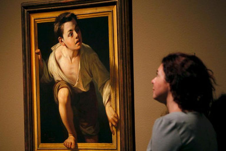 Una joven observa la obra 'Huyendo de la crítica', de Pere Borrell, en la exposición 'Realismo(s). La huella de Courbet' del Museo Nacional de Arte Contemporáneo (MNAC).