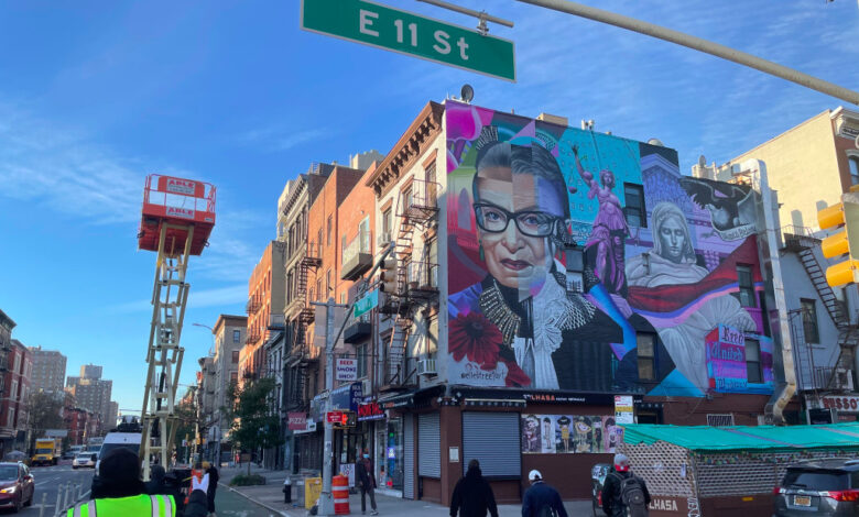 ‘Una vida en colores’: Nueva York celebra a Ruth Bader Ginsburg con mural en East Village | Video
