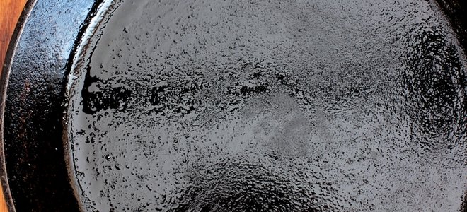 sartén de hierro fundido sazonado con aceite