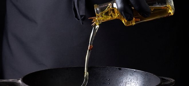 verter aceite en una sartén de hierro fundido