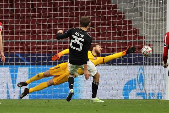 El delantero del Bayern de Múnich Thomas Müller marca de penati