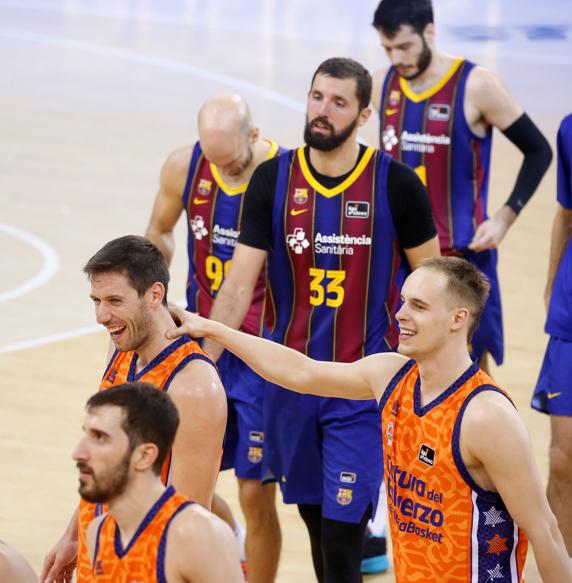 Prepelic felicita a Van Rossom. Decepción atrás de los azulgrana. FOTO: PEP MORATA