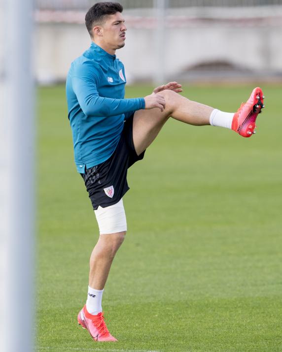Ander Capa, con un vendaje en su muslo derecho en el entrenamiento de esta mañana.
