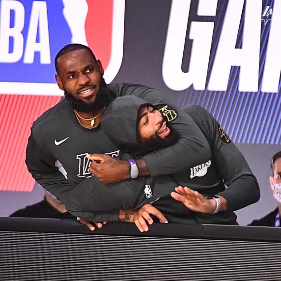 LeBron James y Anthony Davis se lo pasaron en grande en el banquillo de Los Angeles Lakers