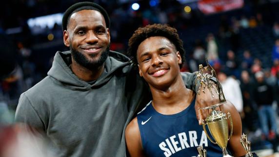 LeBron James y su hijo Bronny James, después de un partido del instituto Sierra Canyon