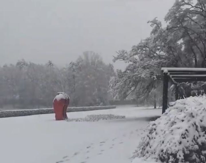Brahim se presenta a entrenar en un Milanello cubierto de nieve Brahim se presenta a entrenar en un Milanello cubierto de nieve