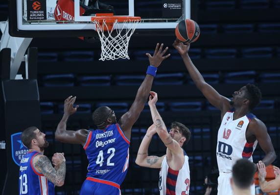 Fall y Dunston pelean por un rebote