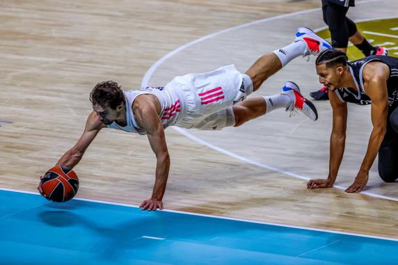 Llull lanzándose a por un balón
