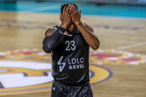 David Lighty se lamenta.