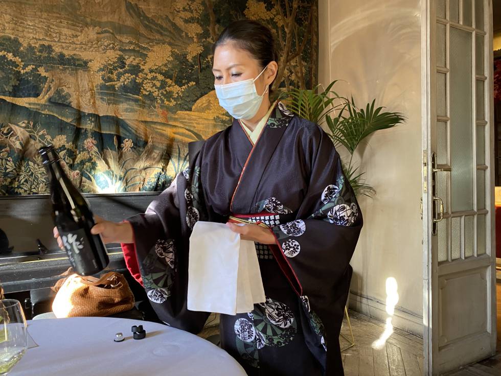 En el servicio de sake.