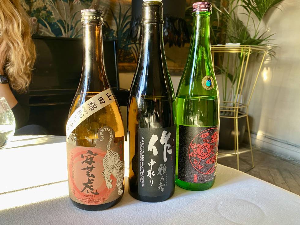 Diferentes categorías de sakes.