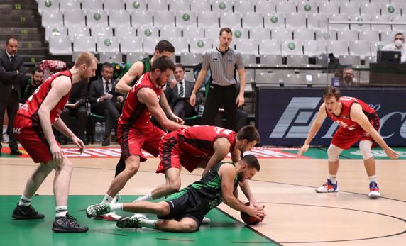 Ventura peleando por un balón. FOTO: PEP MORATA