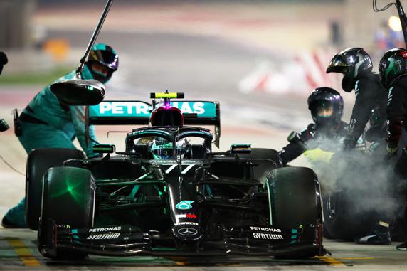 El momento de la parada de Bottas en la que tuvieron que colocarle los mismos neumáticos duros