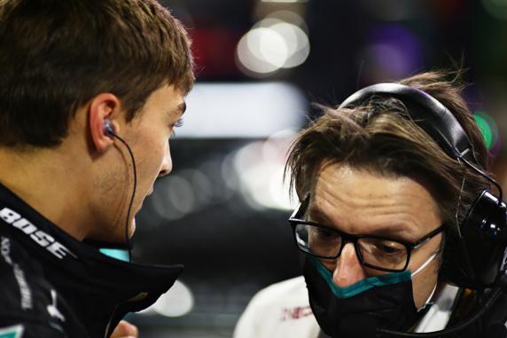 George Russell, hablando con el ingeniero Peter Bonnington en la parrilla del GP de Sakhir de F1 2020