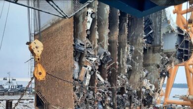 Vea cómo un buque de carga volcado se reduce a la mitad