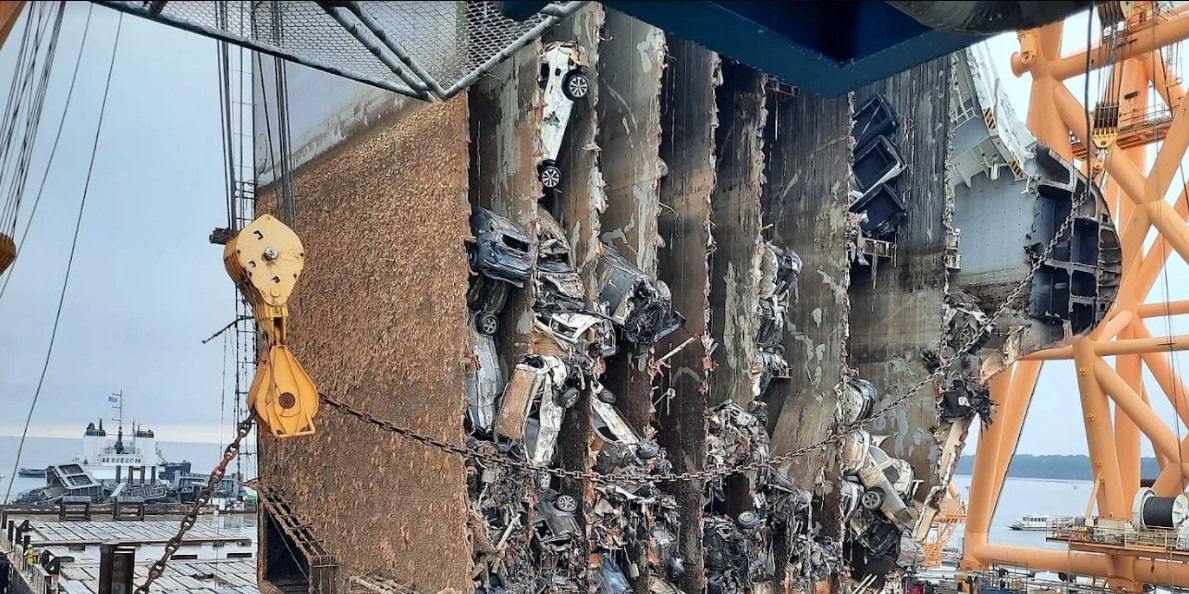 Vea cómo un buque de carga volcado se reduce a la mitad