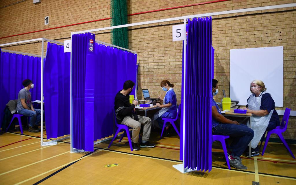 Así se vivió la primera jornada de aplicación de la vacuna anti-Covid en Reino Unido | Fotos