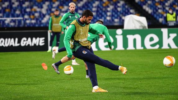 Entrenamiento en el estadio Diego Armando Maradona. Willian José impacta el balón con el interior.