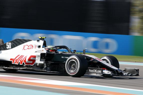 Mick Schumacher progresó poco a poco y no cometió errores en sus primeros libres