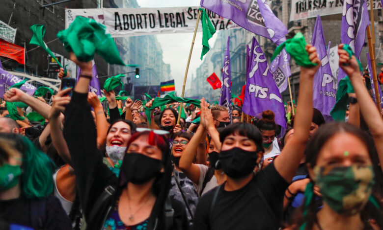 Diputados de Argentina dan media sanción a proyecto para legalizar aborto