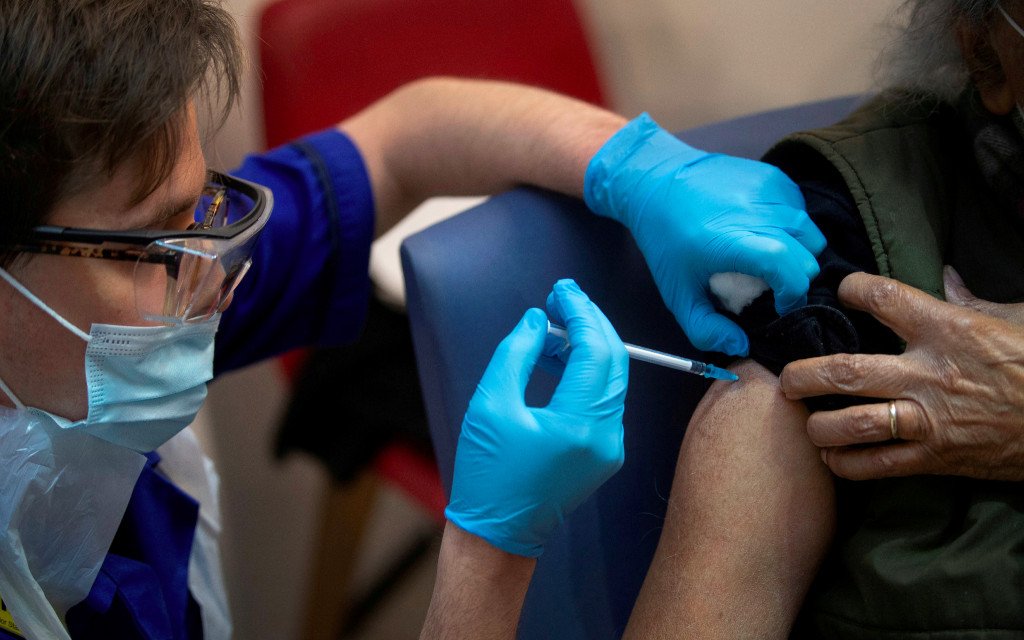 La vacuna de Sanofi y GSK se retrasa; un revés para la lucha contra la pandemia