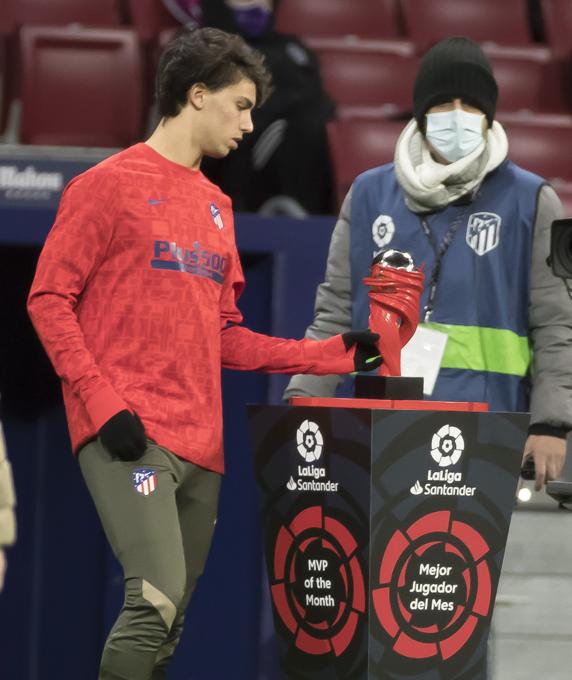 Joao recibiendo el premio a mejor jugador de la Liga del mes de noviembre.