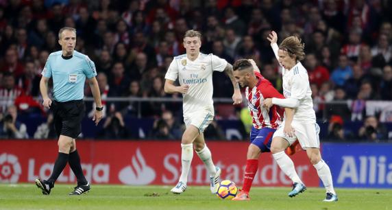 Koke corre entre Kroos y Modric.