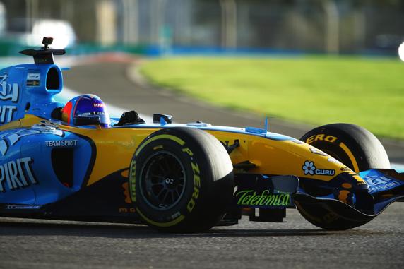 Alonso, con el Renault R25 de 2005, en el que se encontró una sorpresa