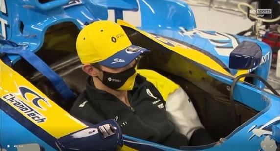 Alonso dejó que Ocon entrara en el cockpit de su Renault R25 del año 2005 en Abu Dhabi