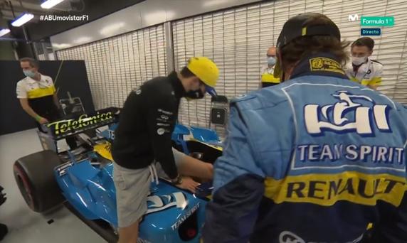 Alonso dejó que Ocon entrara en el cockpit de su Renault R25 del año 2005 en Abu Dhabi