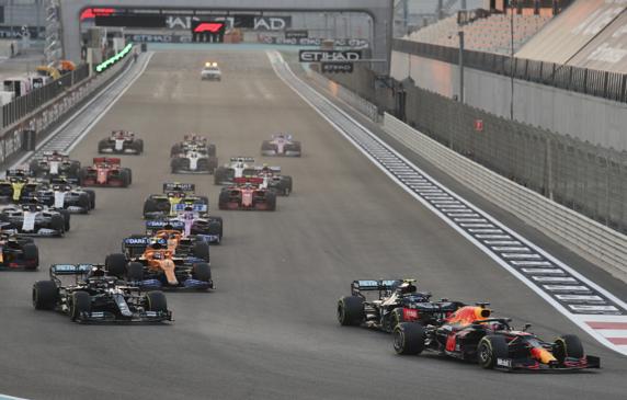 La salida del GP de Abu Dhabi fuer muy limpia, con Verstappen en la primera posición