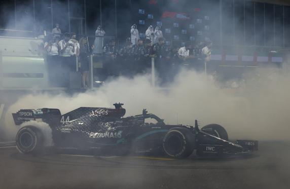 Hamilton, realizando unos 'donuts' en la recta de meta