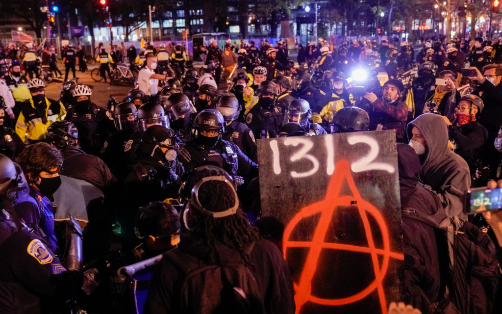 Diez heridos en disturbios entre seguidores y detractores de Trump