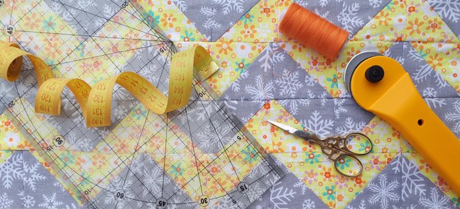 hombre construyendo estantería de madera