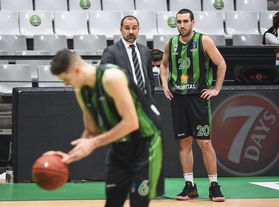 Duran y Bassas, con López-Arostegui en primer plano lanzando tiros libres. FOTO: PERE PUNTÍ