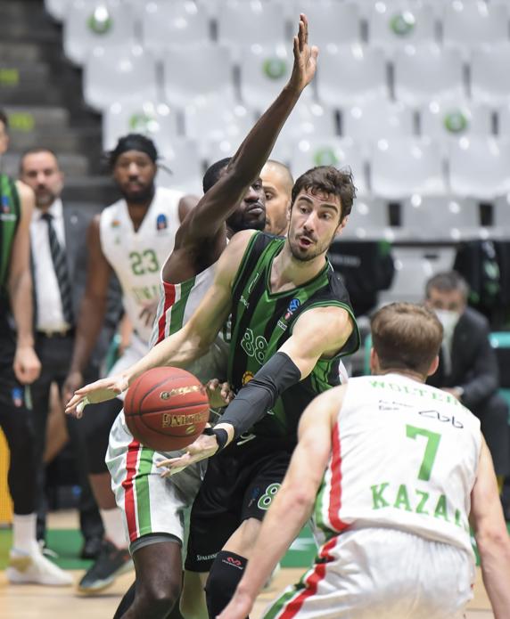Tomic buscando un receptor. FOTO: PERE PUNTÍ