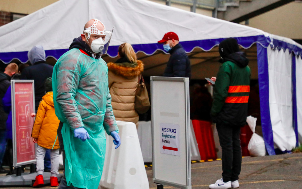 OMS advierte a Europa riesgo de tercera ola Covid y aconseja usar cubrebocas en reuniones familiares