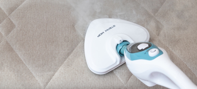 Limpiar una marca de agua en un sofá