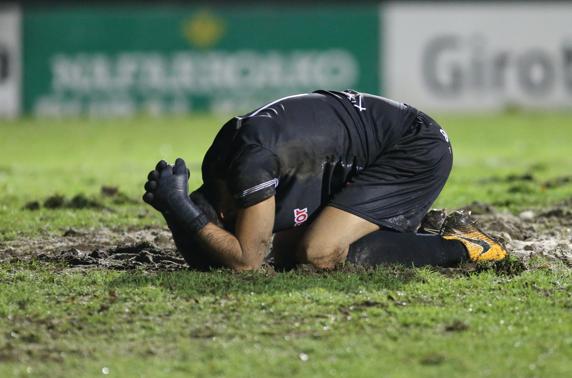 Mikel Ruiz se lamenta tras el empate de Ünal